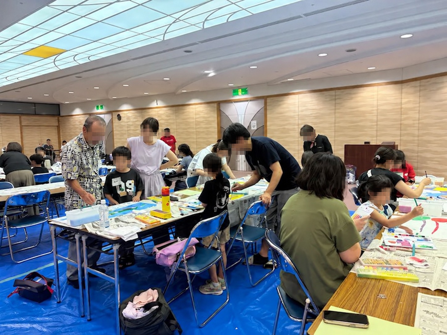親子ワークショップで作品づくりをするようす